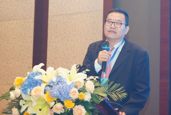 02-0850中國水性木器涂料產業(yè)聯盟主席楊獻在致辭