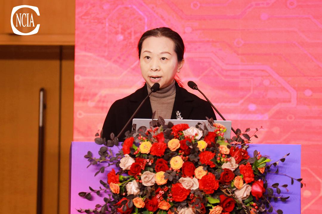 重慶市經(jīng)濟和信息化委員會化學工業(yè)處處長卿知學致辭
