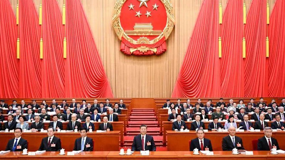 兩會(huì) | 十四屆全國(guó)人大三次會(huì)議在京開(kāi)幕 習(xí)近平等在主席臺(tái)就座　